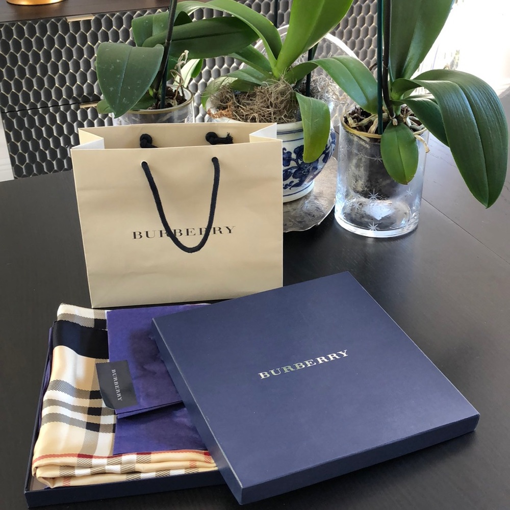 💯Authentic Vintage Burberry Check Silk 🧣
